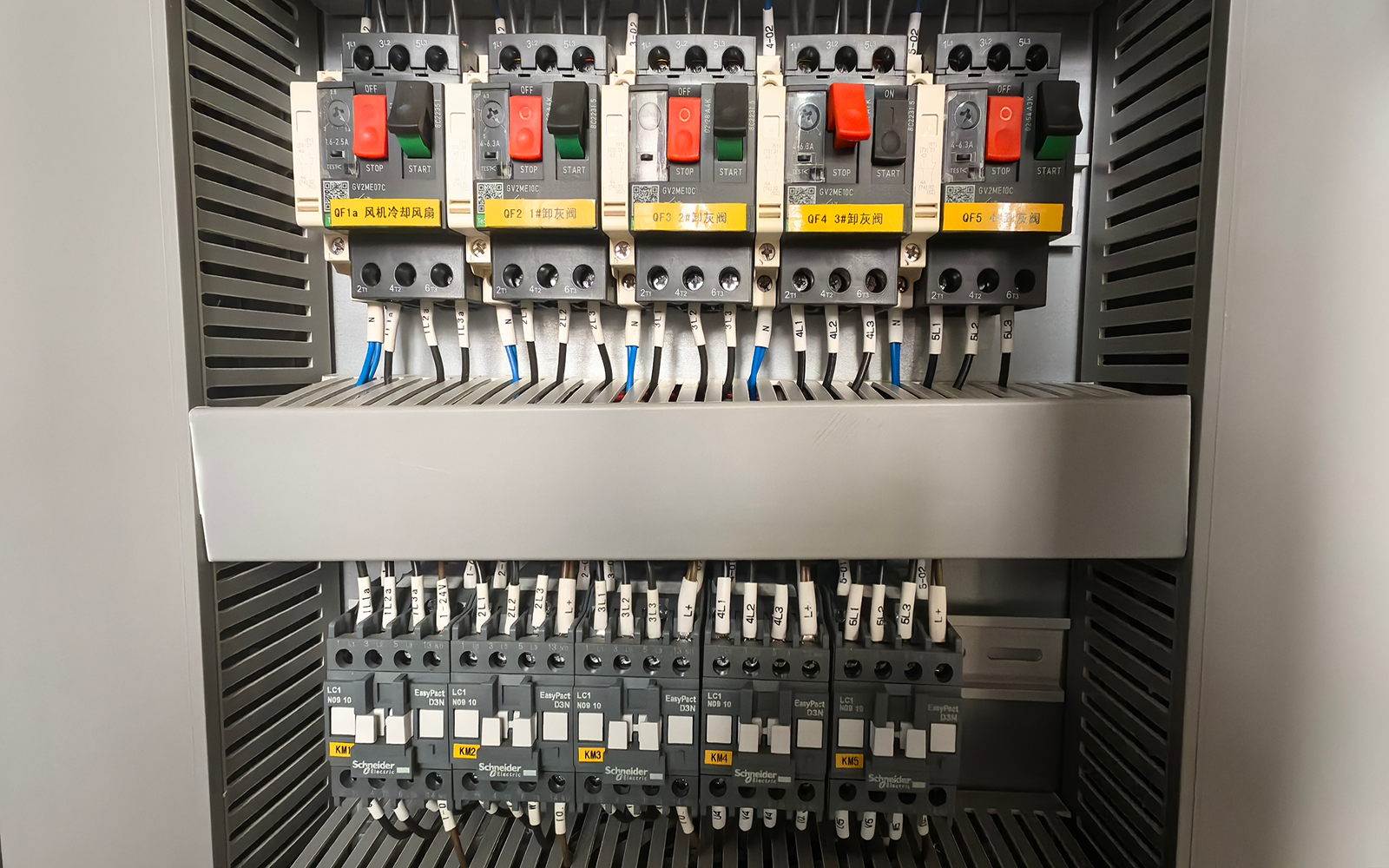 Contactor and circuit breaker of dust removal control cabinet